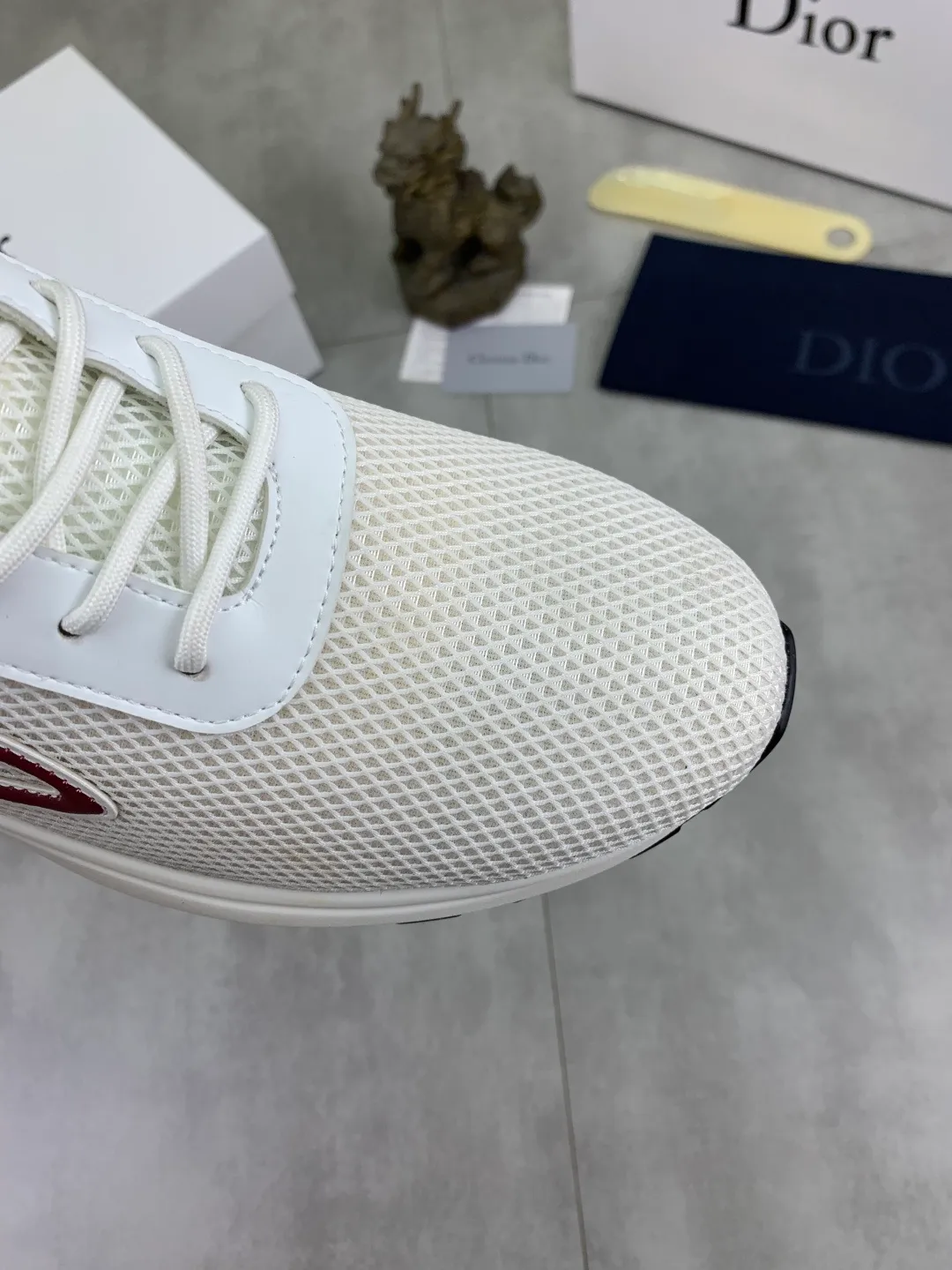 Men's Men's Shoes 💰P420 New Dior Chrono Fly Knit Shoes 2025 New B30 Series, in white and black fly knit series. Both sides are decorated with computer-printed CD logo, star patch on the tongue and Dior logo on the heel. Many details highlight the style. The interior is matched with the original color matching mesh, and the interior of the body is supported by low-temperature shaping sheets, and is filled with light feather cotton to keep the interior full and soft against the feet. The exclusive open-molded outsole adopts a one-piece molding process, so there is no need to worry about problems such as the opening and falling of sole decorative accessories. It is light and comfortable to wear, yet strong and wear-resistant. The two-color shoelaces are accessorized with exquisite metal five-pointed star pendants, creating a high-end, trendy and casual look at all times. Color: white black gray blue code number: 38-44